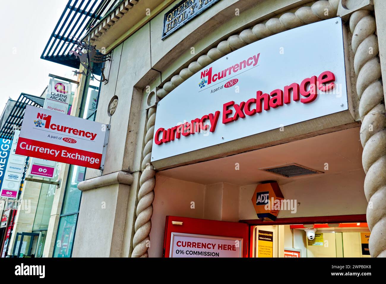 Cardiff, Galles, Regno Unito - 6 dicembre 2023: The No1 Currency Exchange Store in Queens Arcade, Queen Street, Cardiff, Galles, Regno Unito Foto Stock