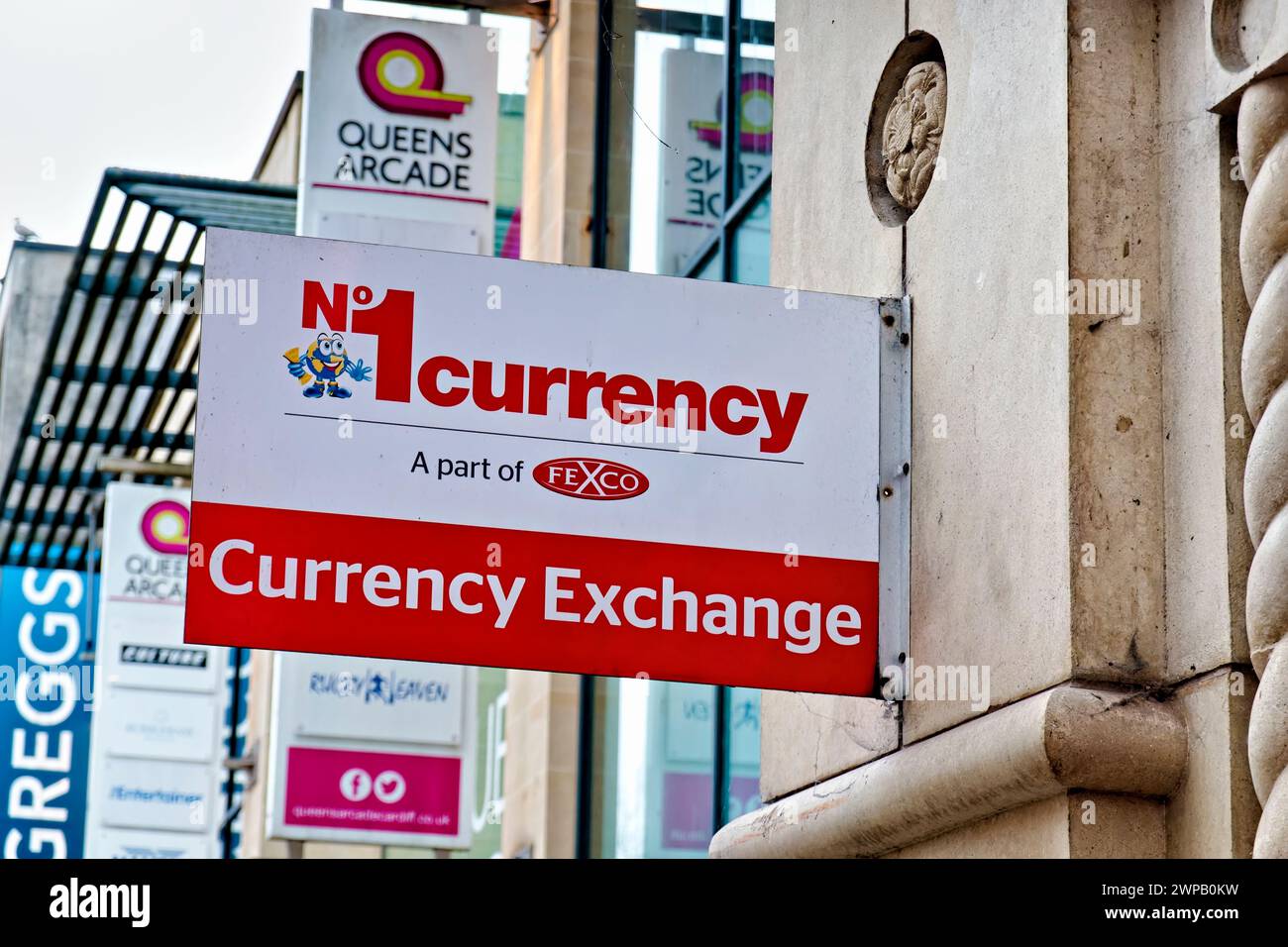 Cardiff, Galles, Regno Unito - 6 dicembre 2023: The No1 Currency Exchange Store in Queens Arcade, Queen Street, Cardiff, Galles, Regno Unito Foto Stock
