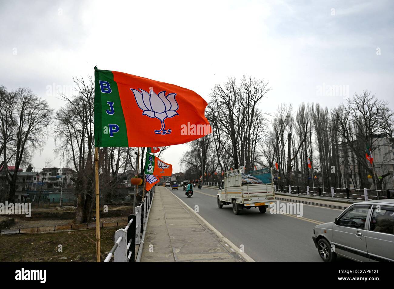 Srinagar, India. 6 marzo 2024. SRINAGAR, INDIA - 6 MARZO: Bharatiya Janata Party (BJP) bandiere del partito esposte in vista della visita del primo ministro Narendra modi a Srinagar, il 6 marzo 2024. (Foto di Waseem Andrabi/Hindustan Times/Sipa USA) credito: SIPA USA/Alamy Live News Foto Stock