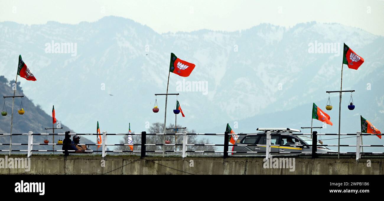 Srinagar, India. 6 marzo 2024. SRINAGAR, INDIA - 6 MARZO: Bharatiya Janata Party (BJP) bandiere del partito esposte in vista della visita del primo ministro Narendra modi a Srinagar, il 6 marzo 2024. (Foto di Waseem Andrabi/Hindustan Times/Sipa USA) credito: SIPA USA/Alamy Live News Foto Stock