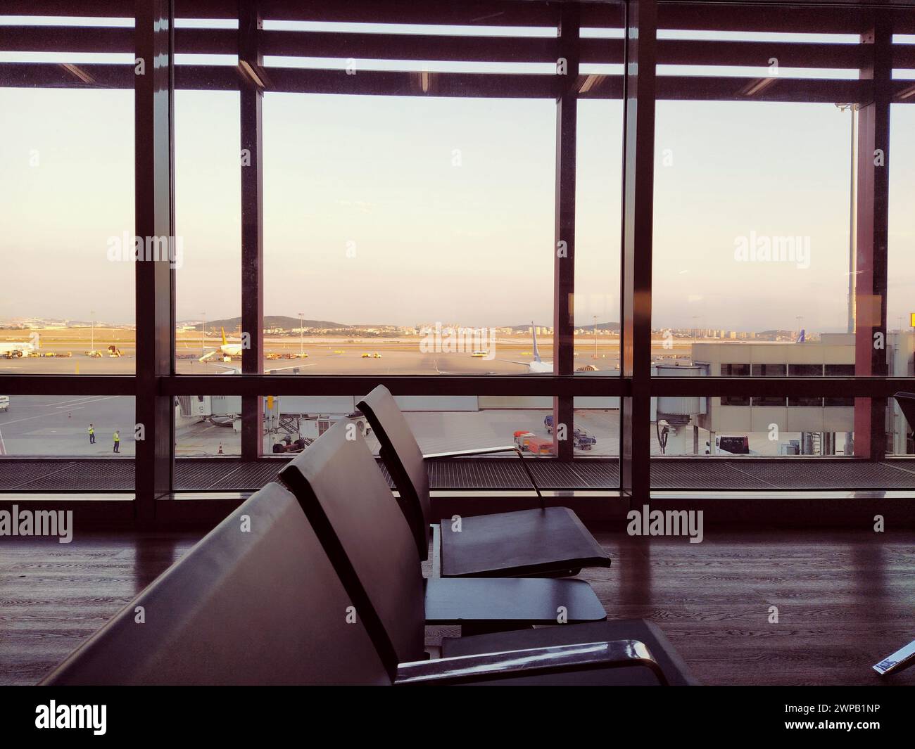 Istanbul, Turchia, Aeroporto Sabiha Gokcen Uluslararasi Havalimani 08.04.2022 la sala d'attesa dell'aeroporto per il soggiorno dei passeggeri. Banchi vuoti. Enorme Foto Stock