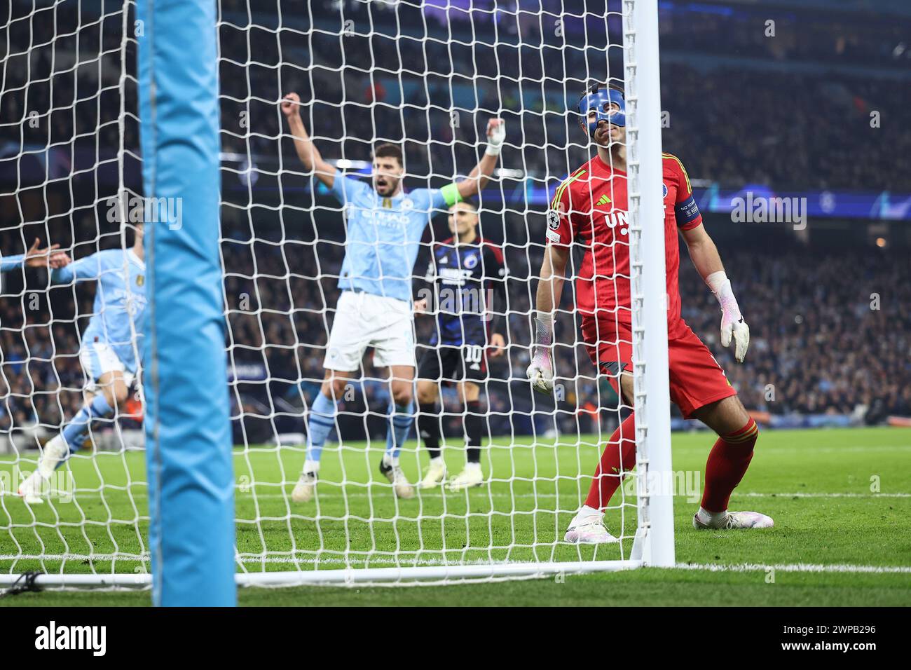 Manchester, Regno Unito. 6 marzo 2024. Kamil Grabara del Copenhagen reagisce dopo aver concesso il suo secondo gol per segnare il punteggio di 2-0 durante il turno di UEFA Champions League 16 tra Manchester City e FC Copenhagen all'Etihad Stadium il 6 marzo 2024 a Manchester, Inghilterra. (Foto di Daniel Chesterton/phcimages.com) credito: PHC Images Ltd/Alamy Live News Foto Stock