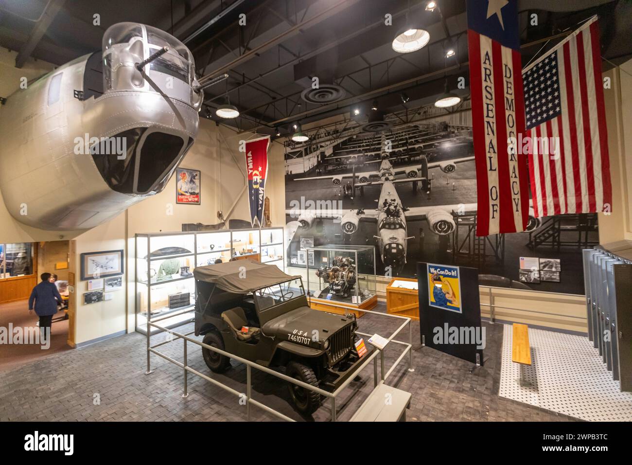 Lansing, Michigan - Museo di storia del Michigan. Il naso di un B-24 Liberator Bomber e di una Jeep militare sono in mostra sull'Arsenale di Democra Foto Stock