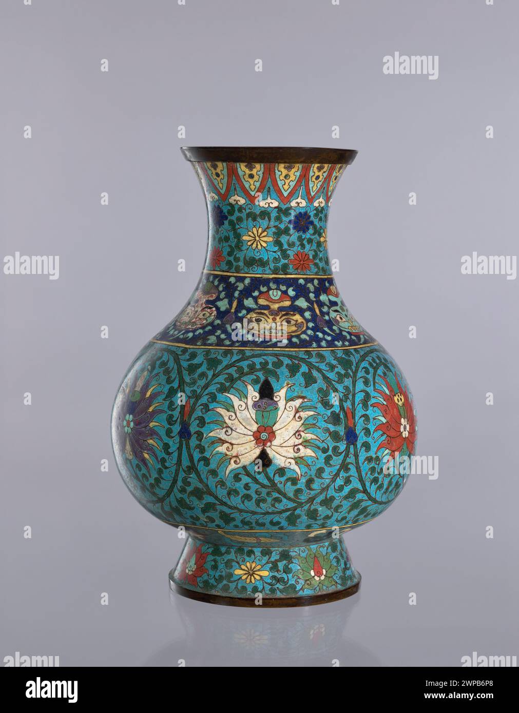 vaso del xix secolo, un oggetto decorativo che illustra il design in ceramica, l'artigianato e gli stili artistici degli anni '1800 Foto Stock