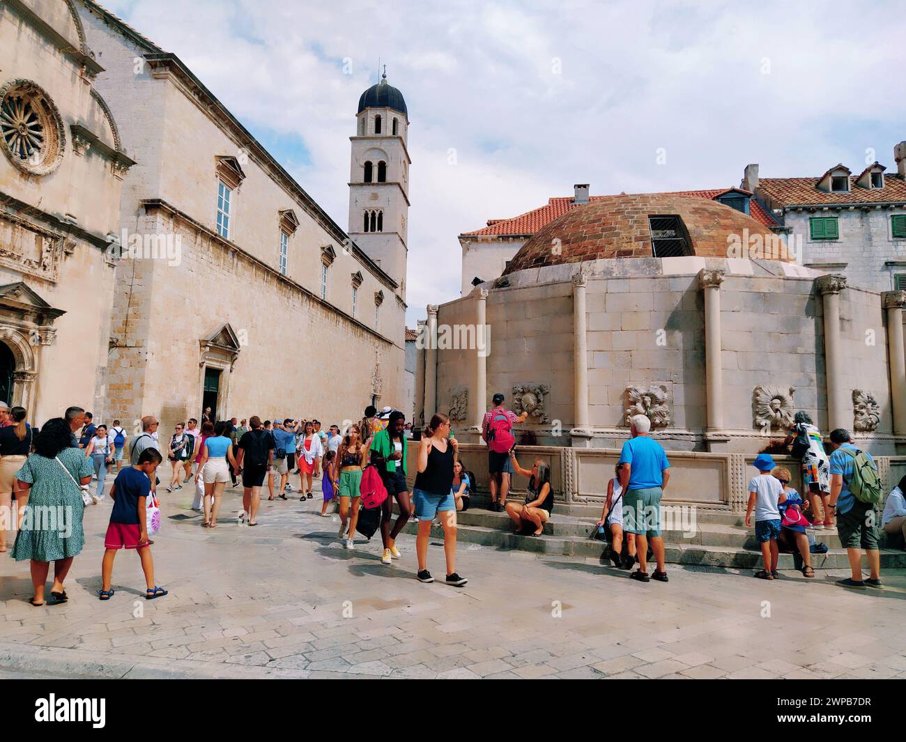 Grande Fontana di Onofrio, Velika Onofrijeva chesma, Dubrovnik, Croazia. Approvvigionamento idrico stabilito durante il periodo Quattrocento. Numerose multinazionali Foto Stock