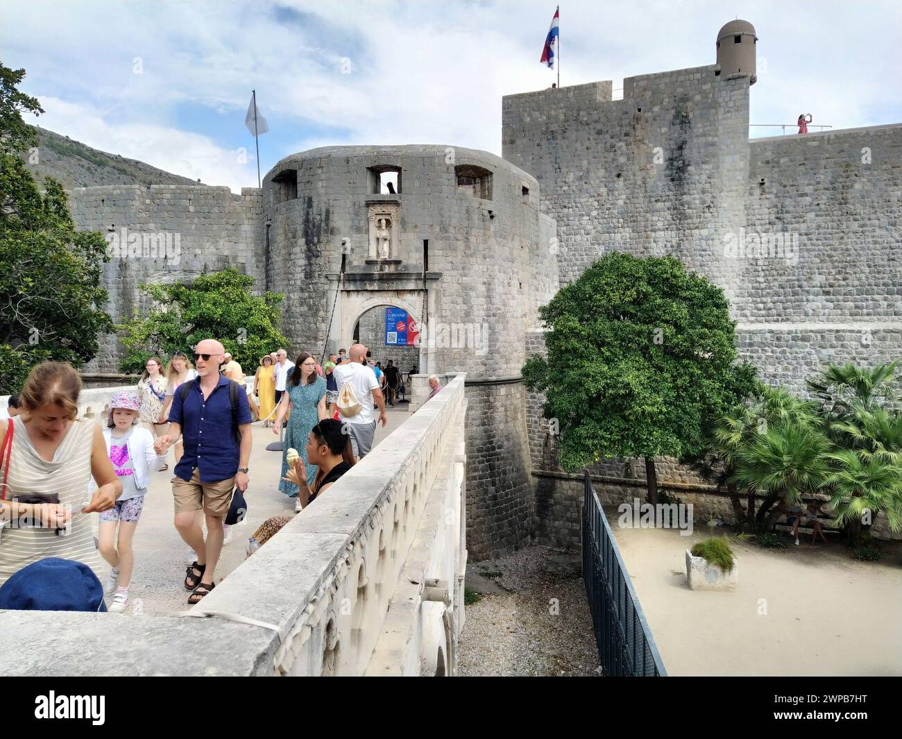 Pile Gate Dubrovnik Croazia 14 agosto 2022 persone uomini e donne camminano lungo il ponte di pietra fino al cancello della città Vecchia. Una folla di turisti. Occupato Foto Stock