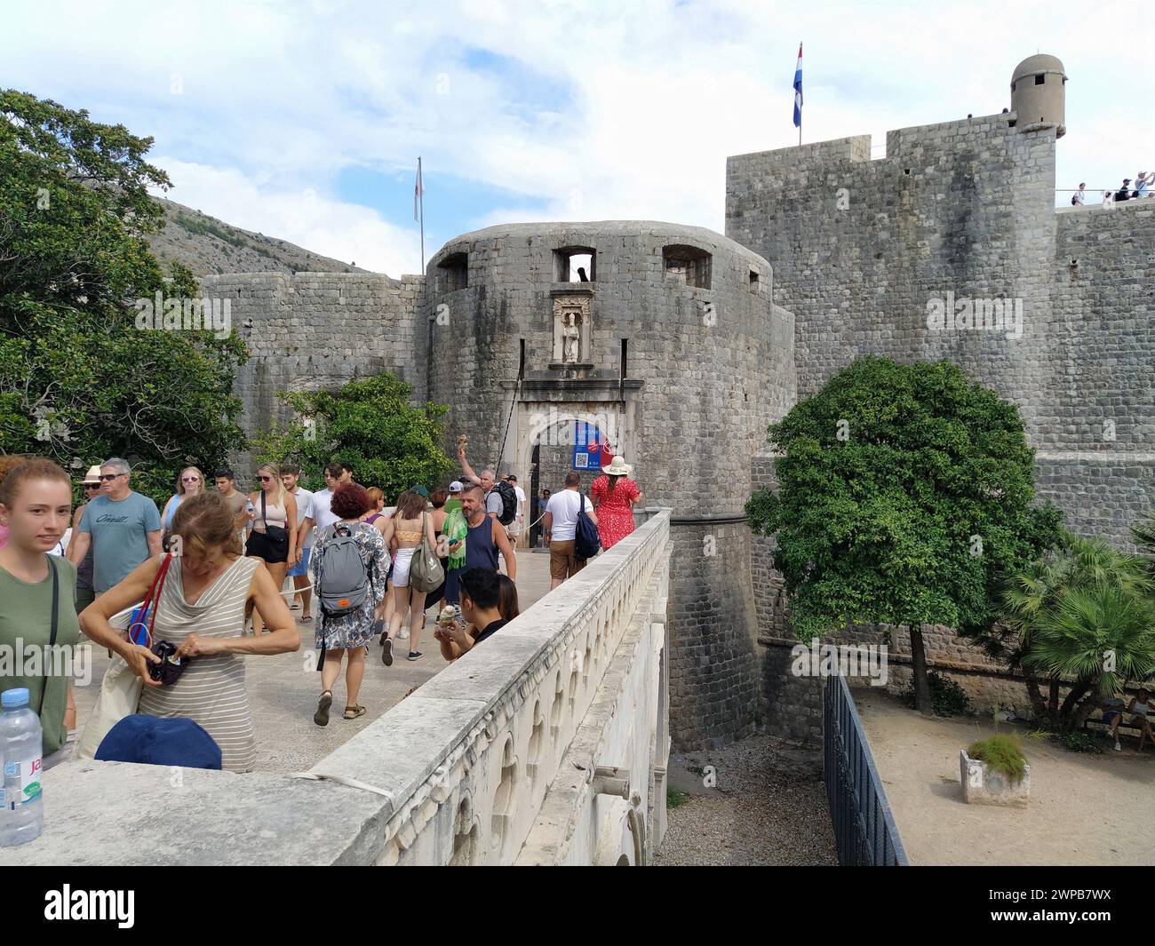 Pile Gate Dubrovnik Croazia 14 agosto 2022 persone uomini e donne camminano lungo il ponte di pietra fino al cancello della città Vecchia. Una folla di turisti. Occupato Foto Stock