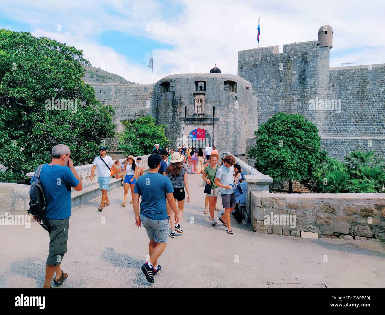 Pile Gate Dubrovnik Croazia 14 agosto 2022 persone uomini e donne camminano lungo il ponte di pietra fino al cancello della città Vecchia. Una folla di turisti. Occupato Foto Stock