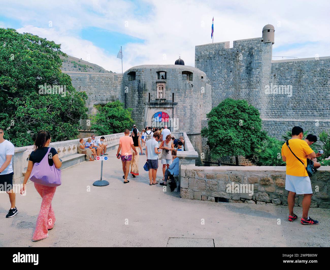 Pile Gate Dubrovnik Croazia 14 agosto 2022 persone uomini e donne camminano lungo il ponte di pietra fino al cancello della città Vecchia. Una folla di turisti. Occupato Foto Stock