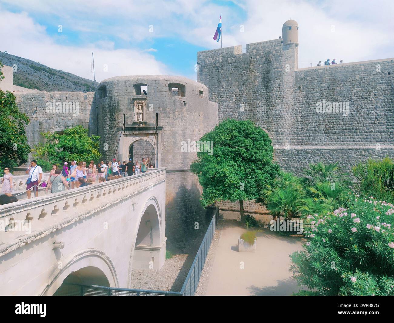 Pile Gate Dubrovnik Croazia 14 agosto 2022 persone uomini e donne camminano lungo il ponte di pietra fino al cancello della città Vecchia. Una folla di turisti. Occupato Foto Stock