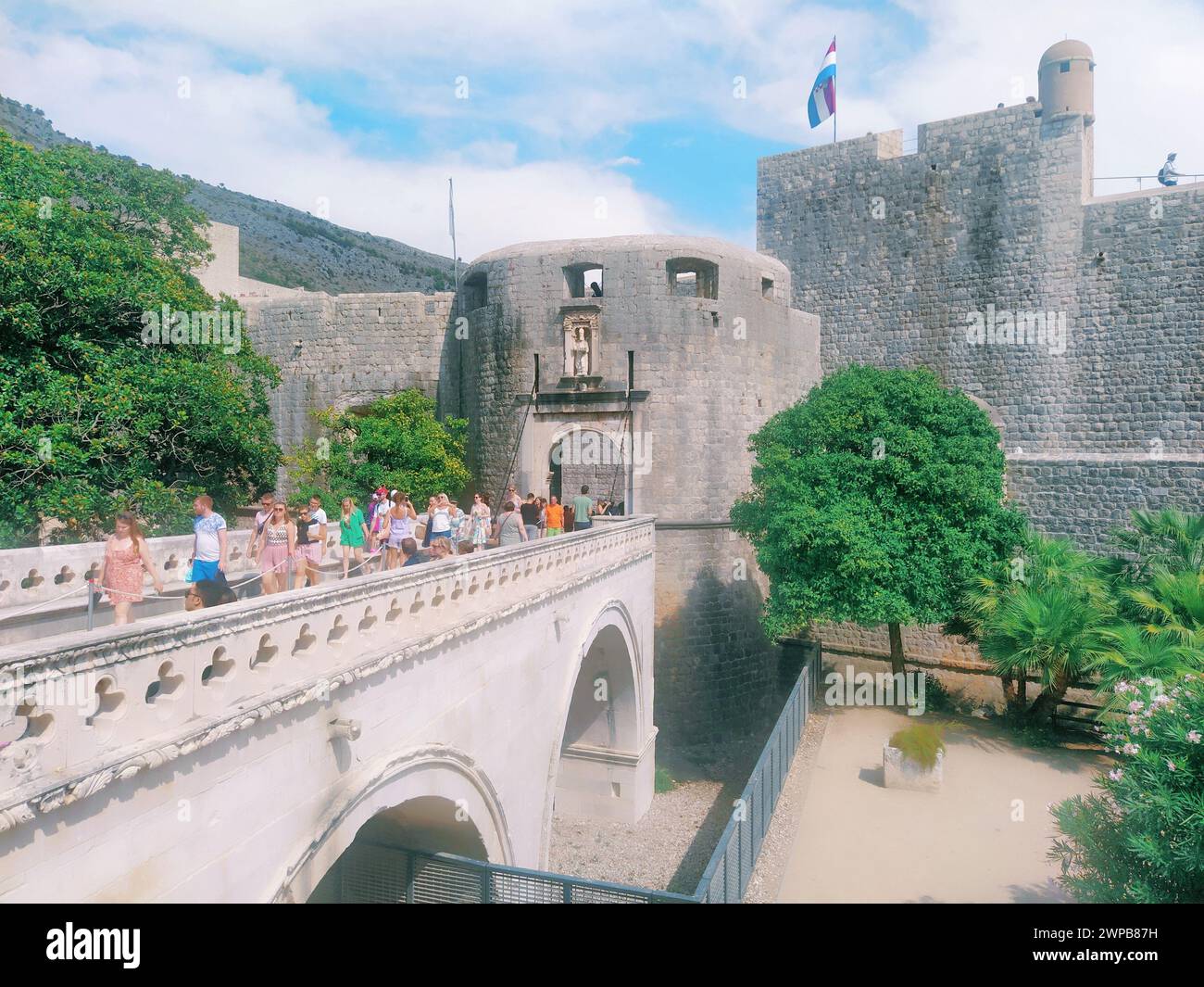 Pile Gate Dubrovnik Croazia 14 agosto 2022 persone uomini e donne camminano lungo il ponte di pietra fino al cancello della città Vecchia. Una folla di turisti. Occupato Foto Stock