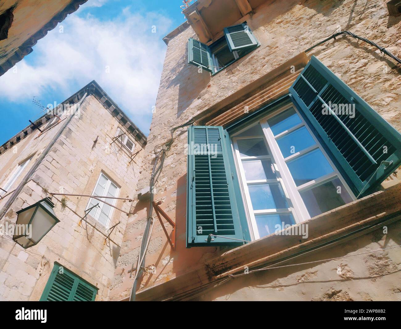 Dubrovnik, Croazia, 08.14. 2022. Stradine strette della città antica. Le facciate delle case sono fatte di marmo e pietra molto vicine l'una all'altra Foto Stock