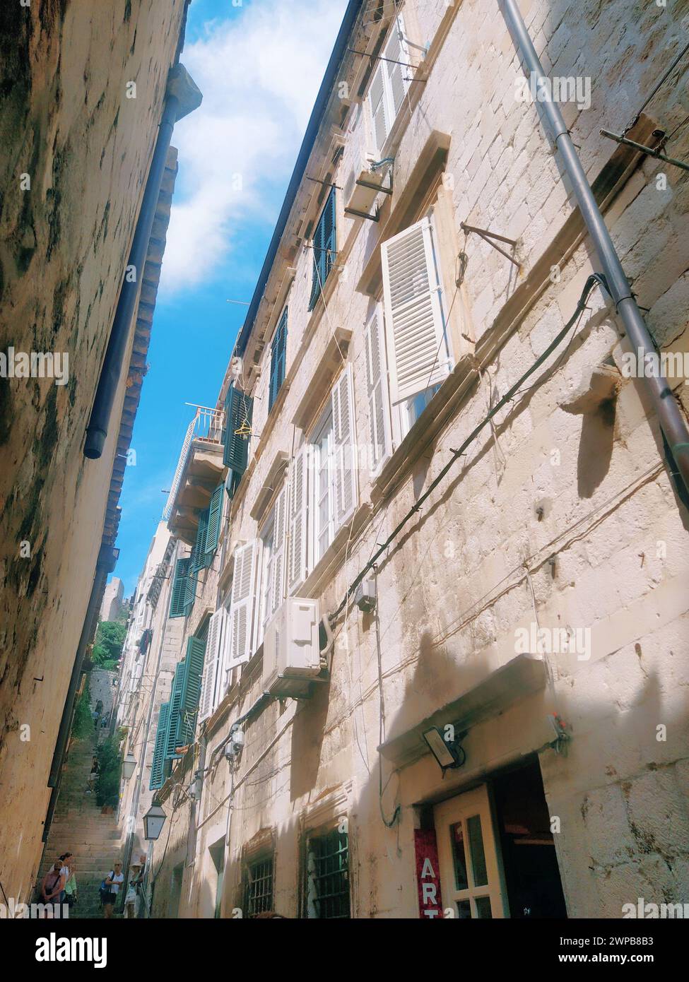 Dubrovnik, Croazia, 08.14. 2022. Stradine strette della città antica. Le facciate delle case sono fatte di marmo e pietra molto vicine l'una all'altra Foto Stock