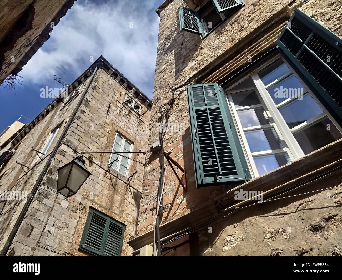Dubrovnik, Croazia, 14 agosto 2022 strade della città vecchia. Le facciate delle case sono in pietra. Turismo estivo in Adriatico. Strada d'epoca Foto Stock