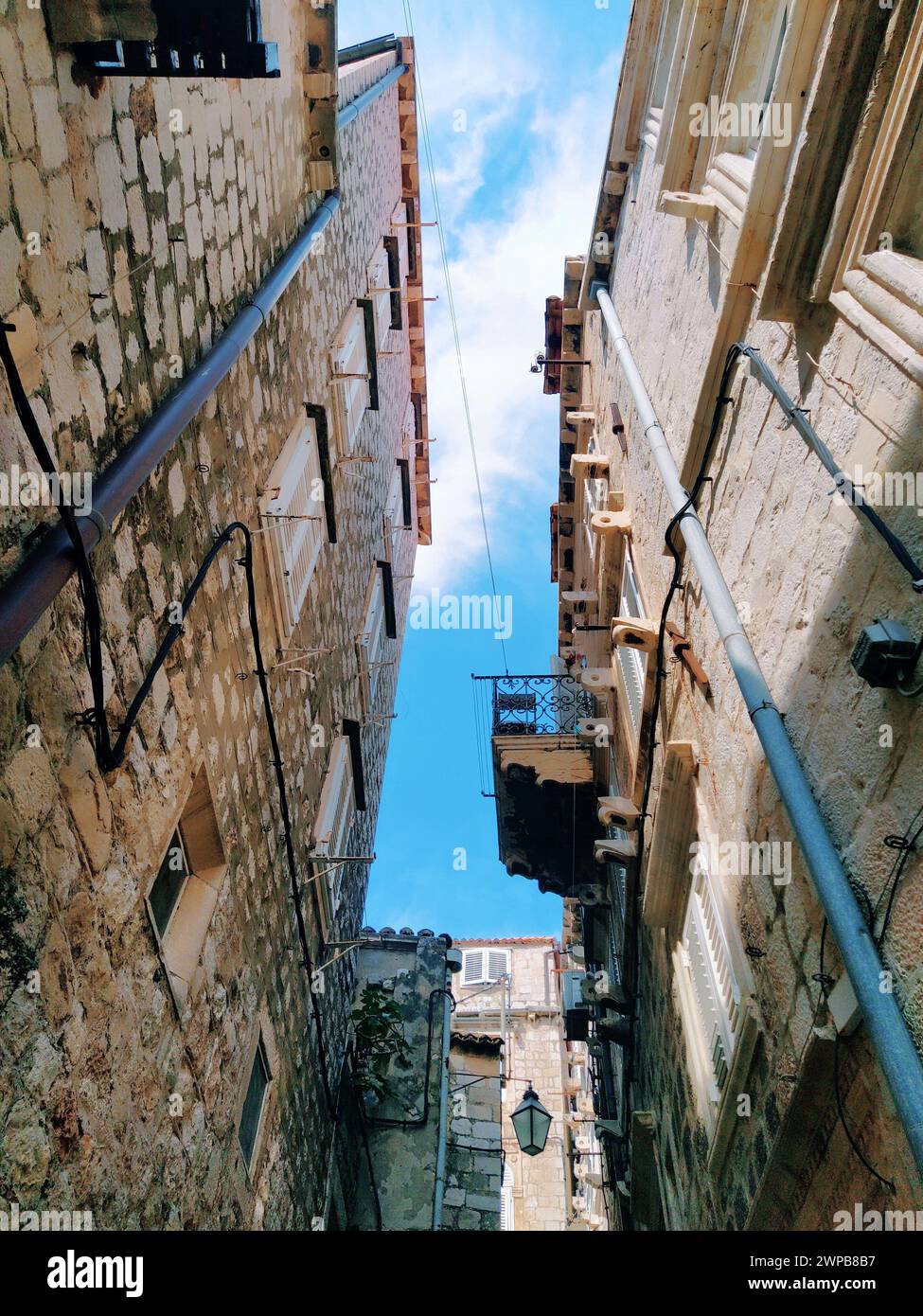 Dubrovnik, Croazia, 08.14. 2022. Stradine strette della città antica. Le facciate delle case sono fatte di marmo e pietra molto vicine l'una all'altra Foto Stock