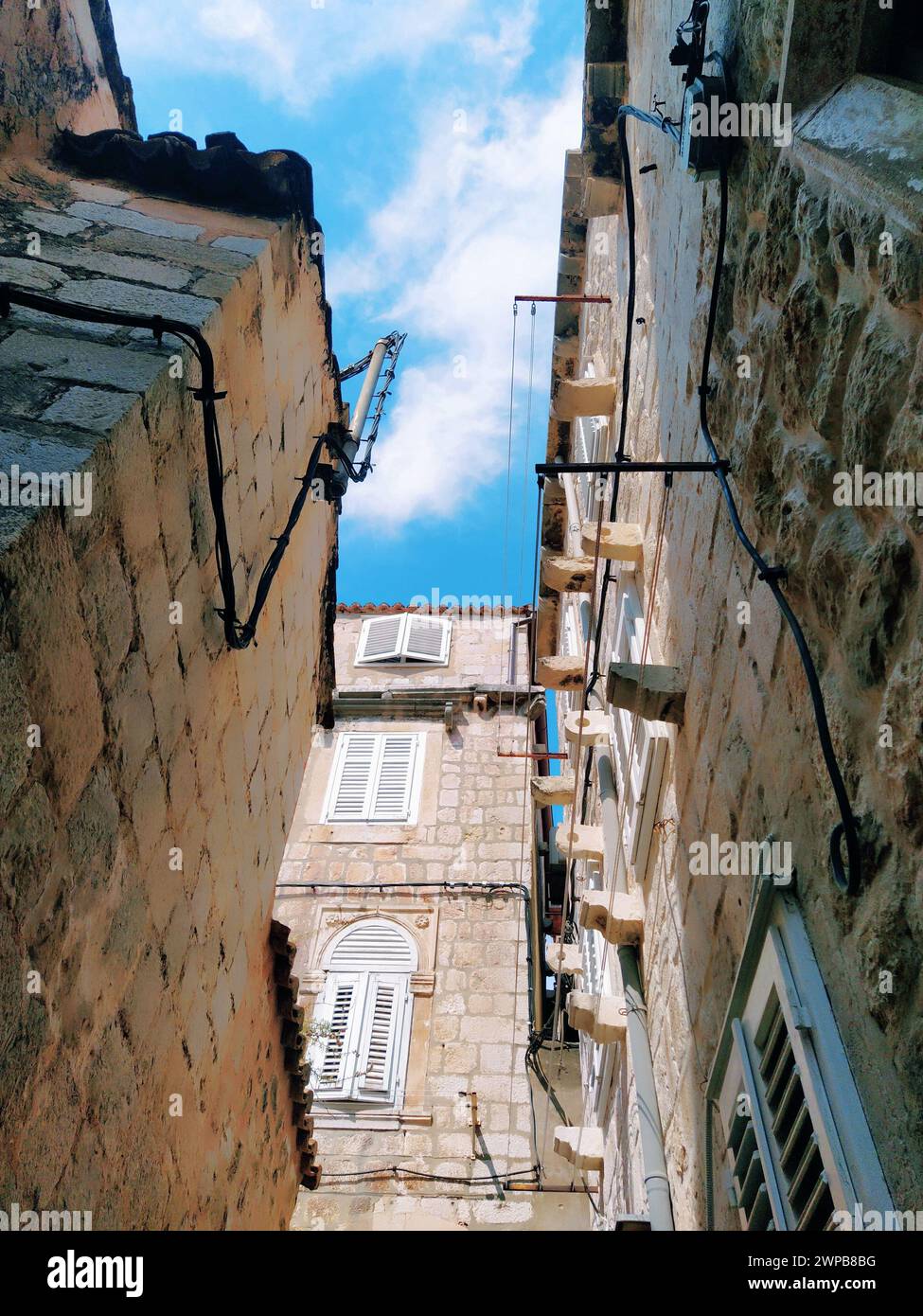 Dubrovnik, Croazia, 08.14. 2022. Stradine strette della città antica. Le facciate delle case sono fatte di marmo e pietra molto vicine l'una all'altra Foto Stock