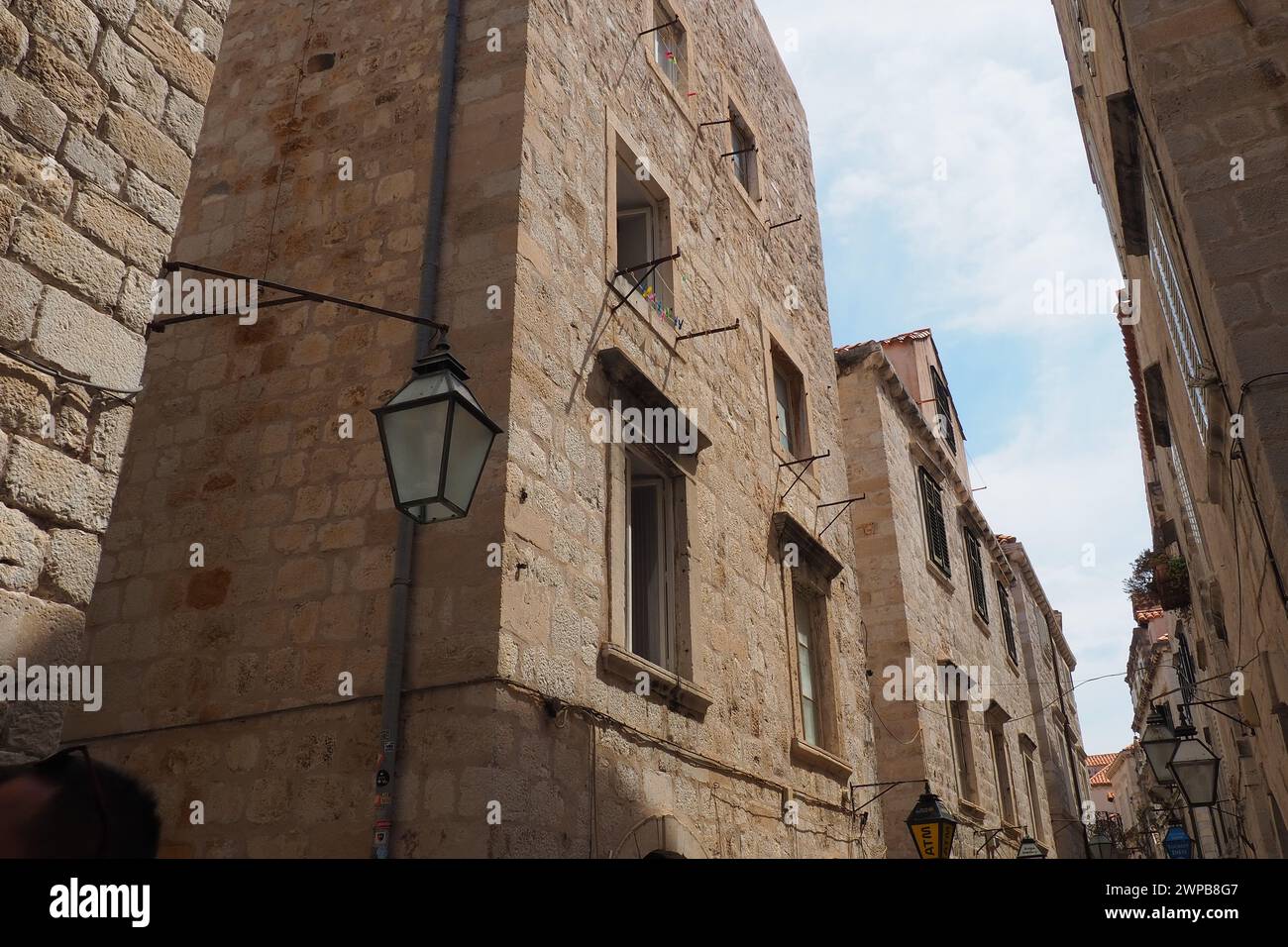 Dubrovnik, Croazia, 08.14. 2022. Stradine strette della città antica. Le facciate delle case sono fatte di marmo e pietra molto vicine l'una all'altra Foto Stock