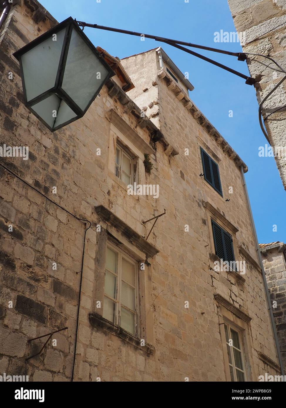 Dubrovnik, Croazia, 08.14. 2022. Stradine strette della città antica. Le facciate delle case sono fatte di marmo e pietra molto vicine l'una all'altra Foto Stock