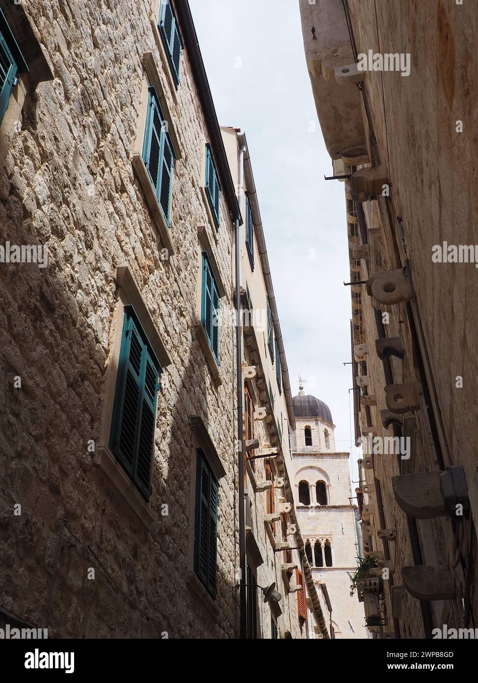Dubrovnik, Croazia, 08.14. 2022. Stradine strette della città antica. Le facciate delle case sono fatte di marmo e pietra molto vicine l'una all'altra Foto Stock