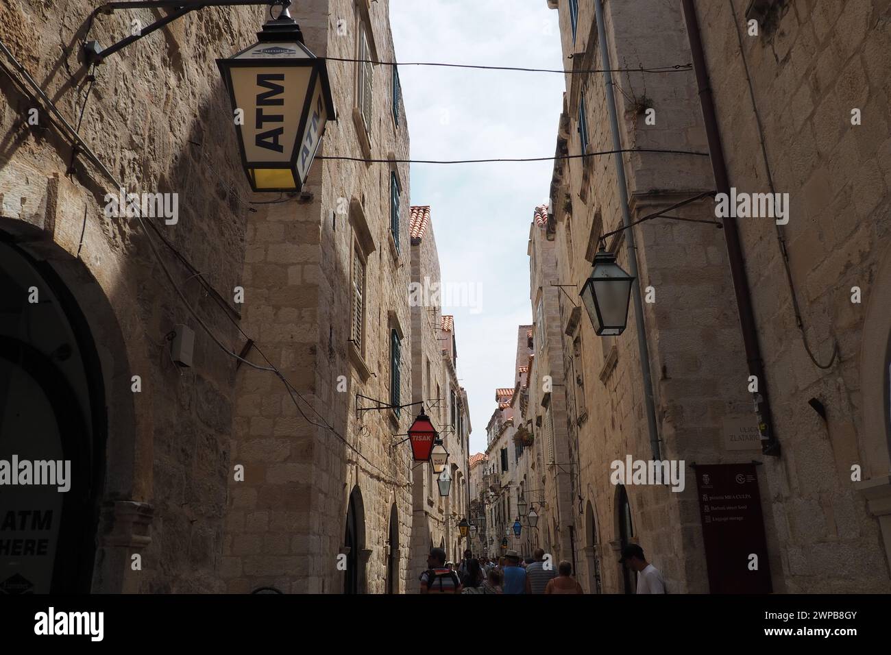 Dubrovnik, Croazia, 08.14. 2022. Stradine strette della città antica. Le facciate delle case sono fatte di marmo e pietra molto vicine l'una all'altra Foto Stock