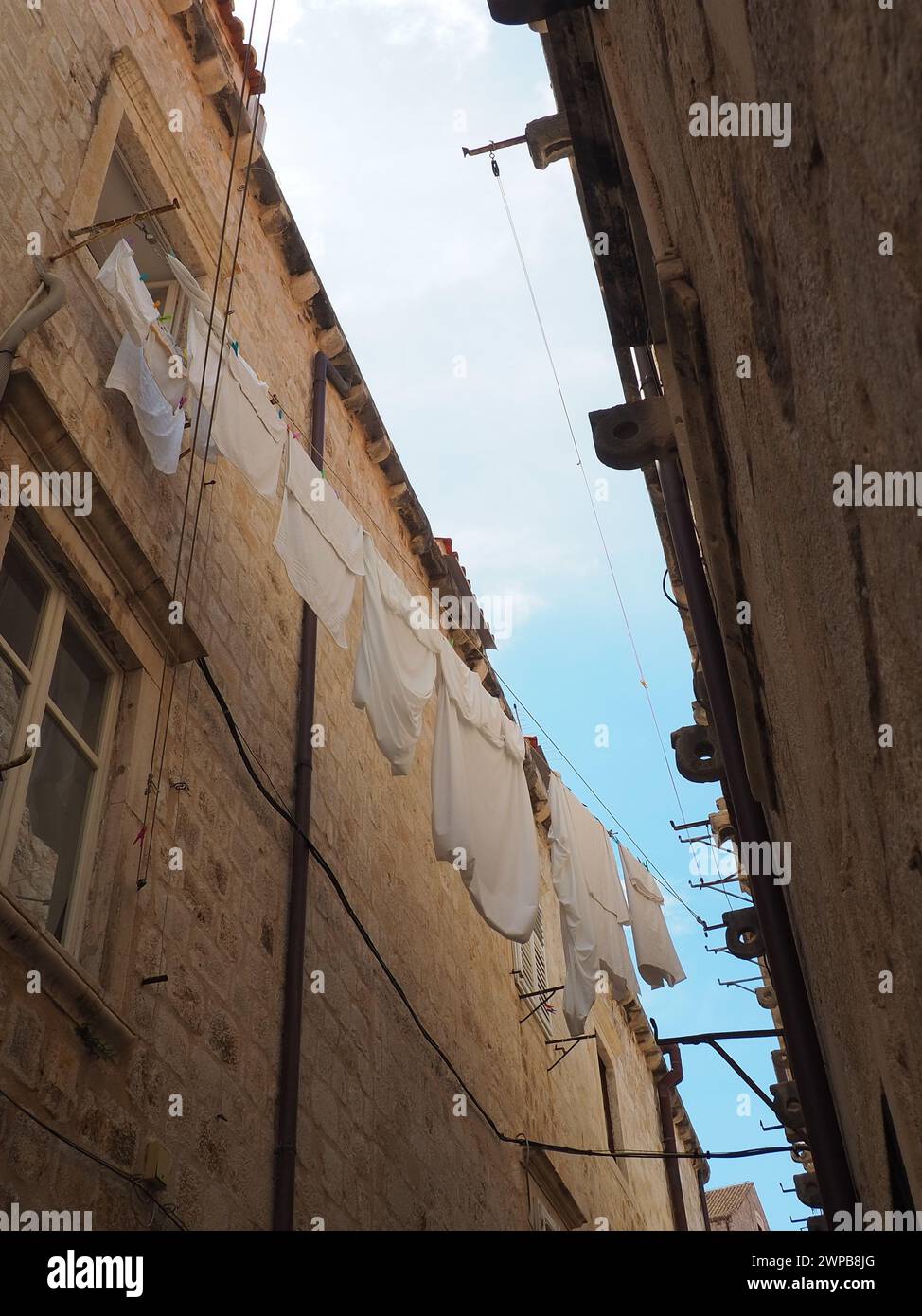 Dubrovnik, Croazia, 08.14. 2022. Stradine strette della città antica. Le facciate delle case sono fatte di marmo e pietra molto vicine l'una all'altra Foto Stock