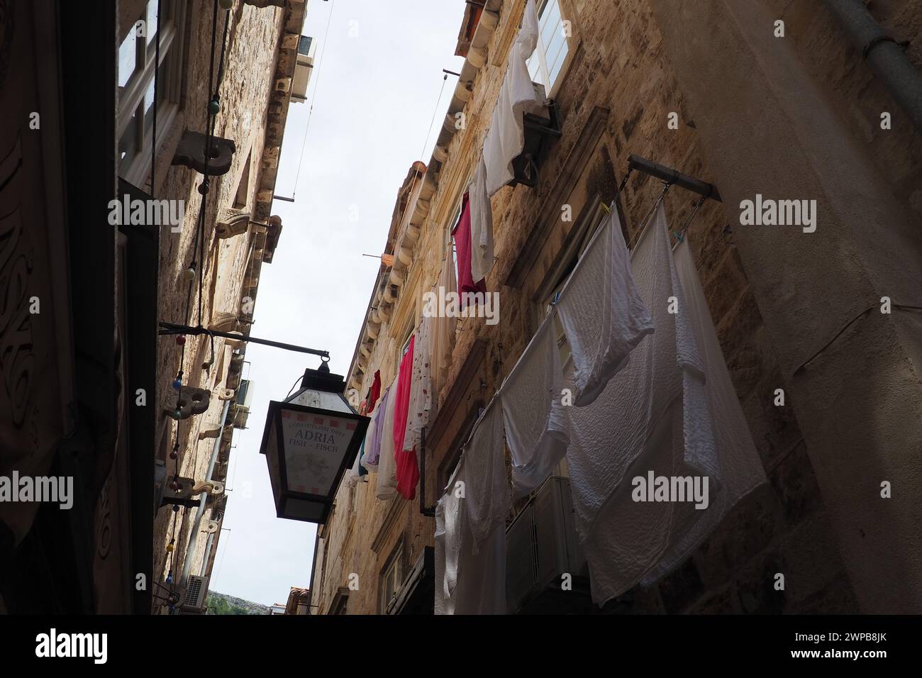 Dubrovnik, Croazia, 08.14. 2022. Stradine strette della città antica. Le facciate delle case sono fatte di marmo e pietra molto vicine l'una all'altra Foto Stock