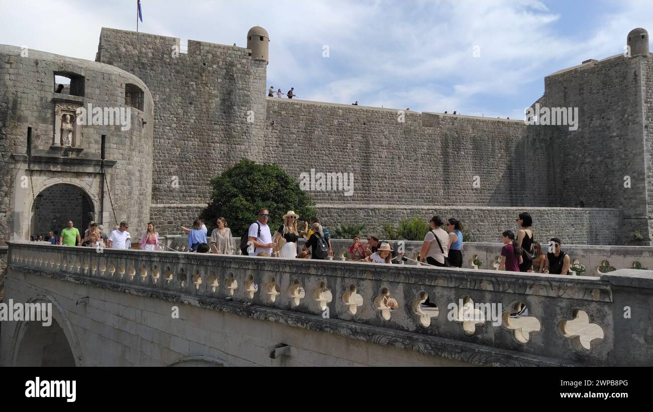 Pile Gate Dubrovnik Croazia 14 agosto 2022 persone uomini e donne camminano lungo il ponte di pietra fino al cancello della città Vecchia. Una folla di turisti. Occupato Foto Stock