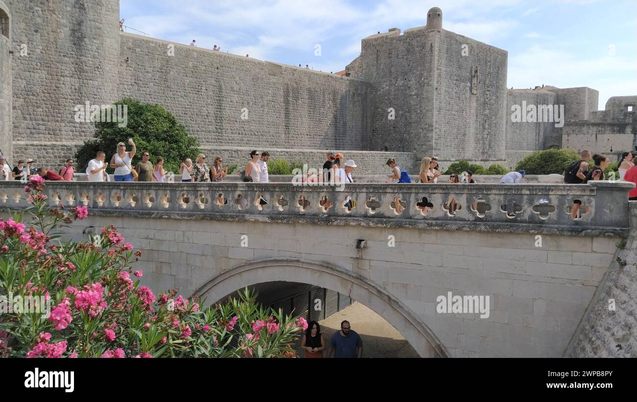 Pile Gate Dubrovnik Croazia 14 agosto 2022 persone uomini e donne camminano lungo il ponte di pietra fino al cancello della città Vecchia. Una folla di turisti. Occupato Foto Stock