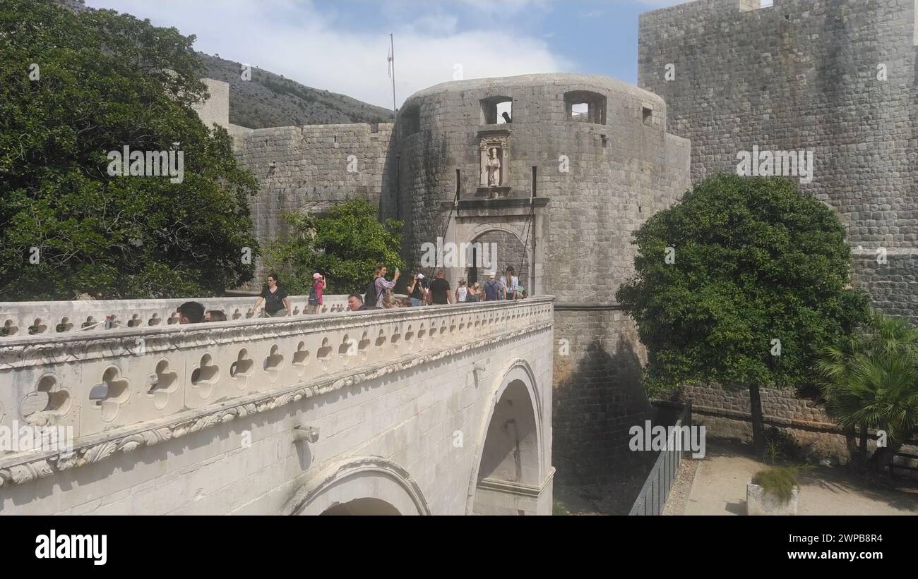 Pile Gate Dubrovnik Croazia 14 agosto 2022 persone uomini e donne camminano lungo il ponte di pietra fino al cancello della città Vecchia. Una folla di turisti. Occupato Foto Stock