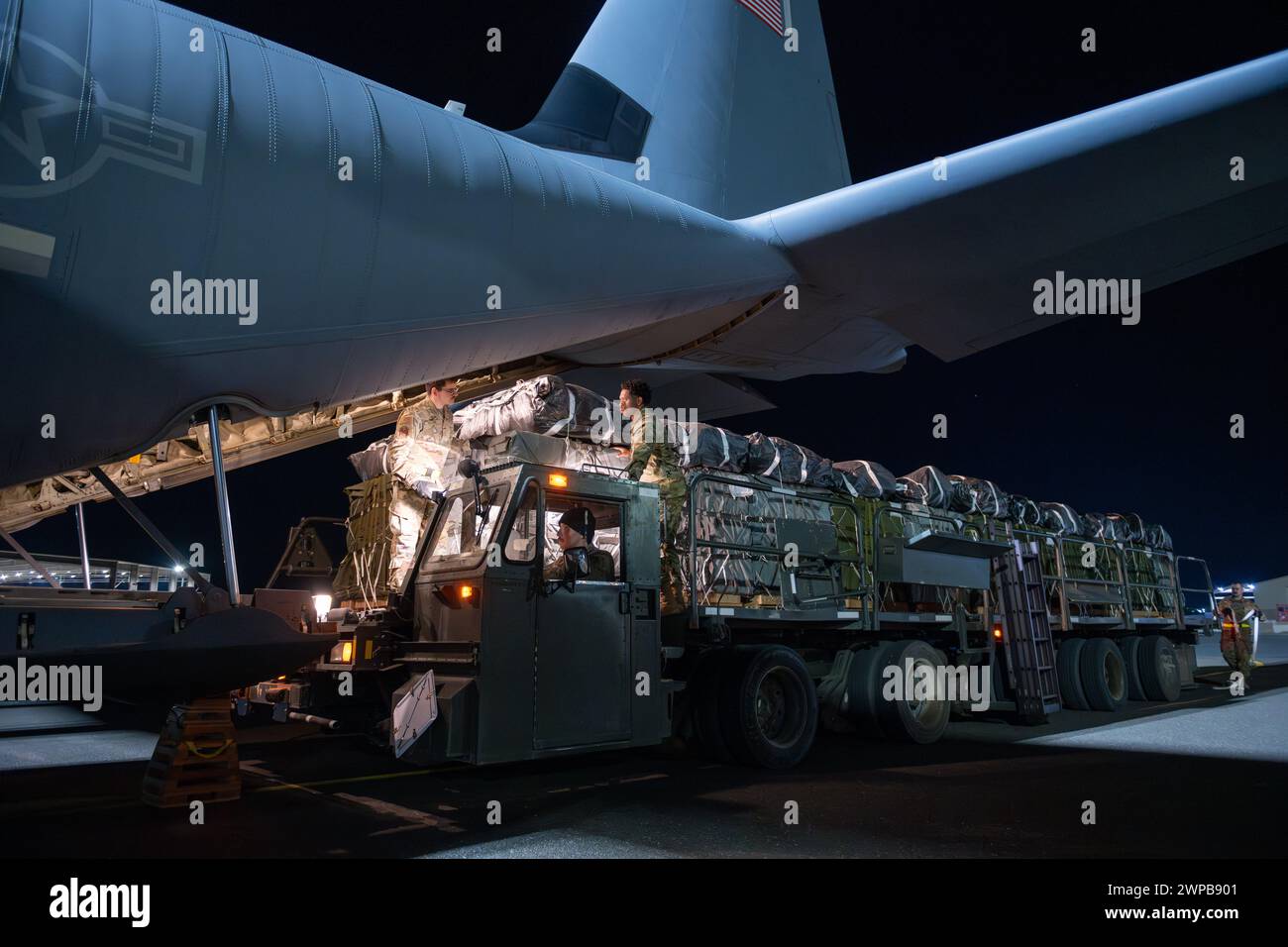 Azraq, Giordania. 5 marzo 2024. I soldati dell'esercito statunitense caricano pallet di aiuti umanitari nella stiva di carico di un aereo C-130J Super Hercules della U.S. Air Force presso la Muwaffaq salti Air base, 5 marzo 2024 ad Azraq, Governatorato di Zarqa, Giordania. Gli aiuti alimentari saranno lanciati in aria ai rifugiati palestinesi intrappolati dalla guerra israeliana contro Hamas. Crediti: SRA Lauren Jacoby/US Airforce Photo/Alamy Live News Foto Stock