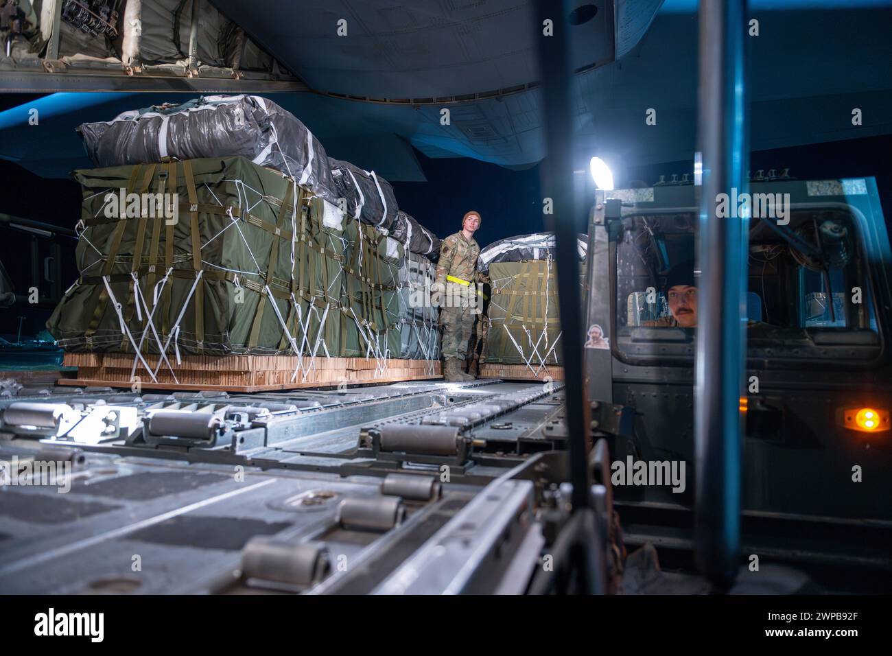 Azraq, Giordania. 5 marzo 2024. Un soldato dell'esercito statunitense carica pallet di aiuti umanitari nella stiva di carico di un aereo C-130J Super Hercules dell'aeronautica statunitense presso la Muwaffaq salti Air base, 5 marzo 2024, ad Azraq, Governatorato di Zarqa, Giordania. Gli aiuti alimentari saranno lanciati in aria ai rifugiati palestinesi intrappolati dalla guerra israeliana contro Hamas. Crediti: SRA Lauren Jacoby/US Airforce Photo/Alamy Live News Foto Stock