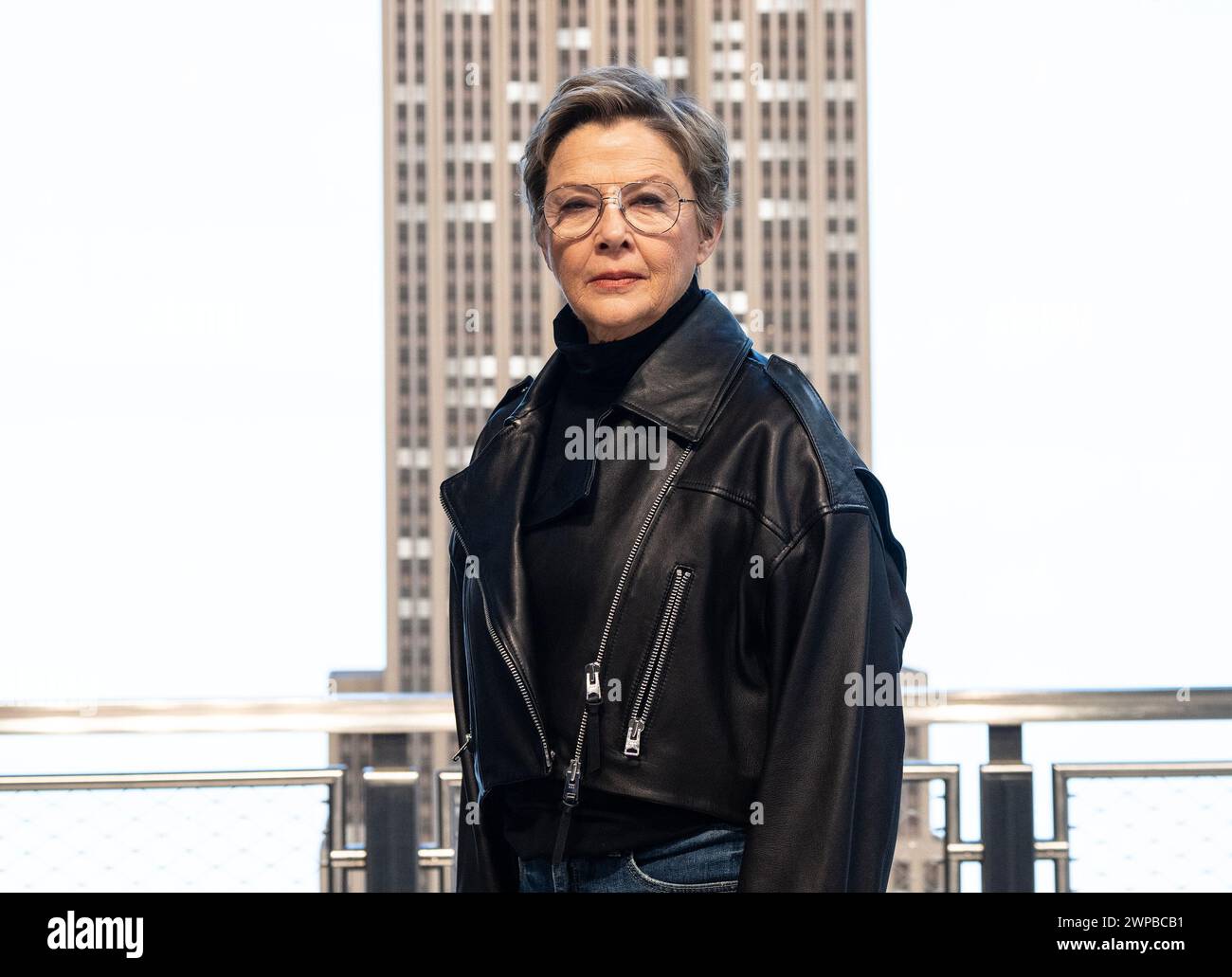 New York, Stati Uniti. 6 marzo 2024. Annette Bening visita l'Empire State Building a New York il 6 marzo 2024 per celebrare la premiere della serie di "Mele Never Fall" di Peacock. (Foto di Lev Radin/Sipa USA) credito: SIPA USA/Alamy Live News Foto Stock