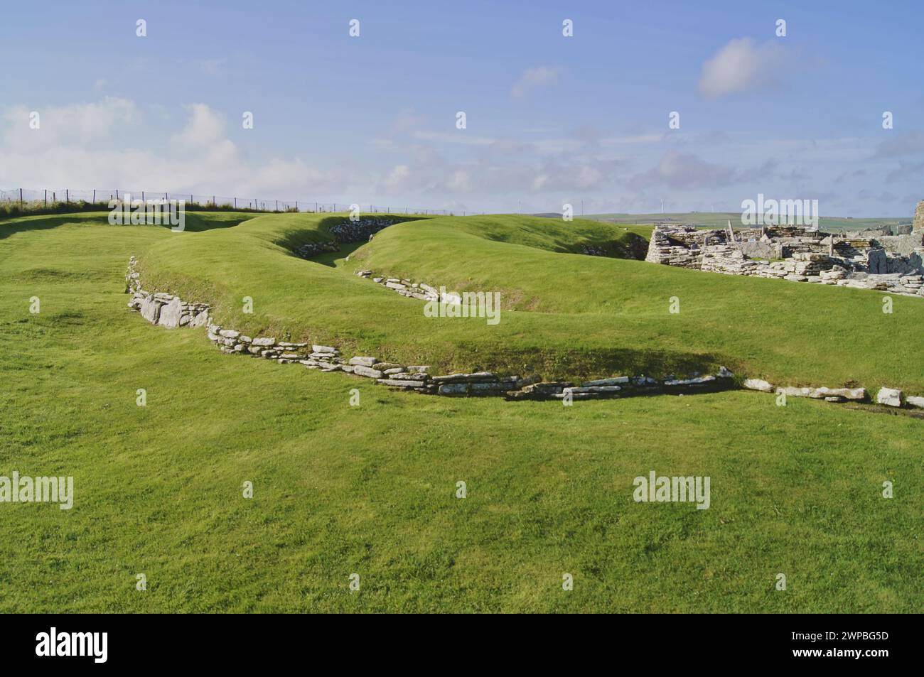 Il Broch of Gurness, un villaggio di broch dell'età del ferro sulla costa nord-orientale delle Isole Orcadi continentali in Scozia, affacciato sullo stretto di Eynhallow Foto Stock