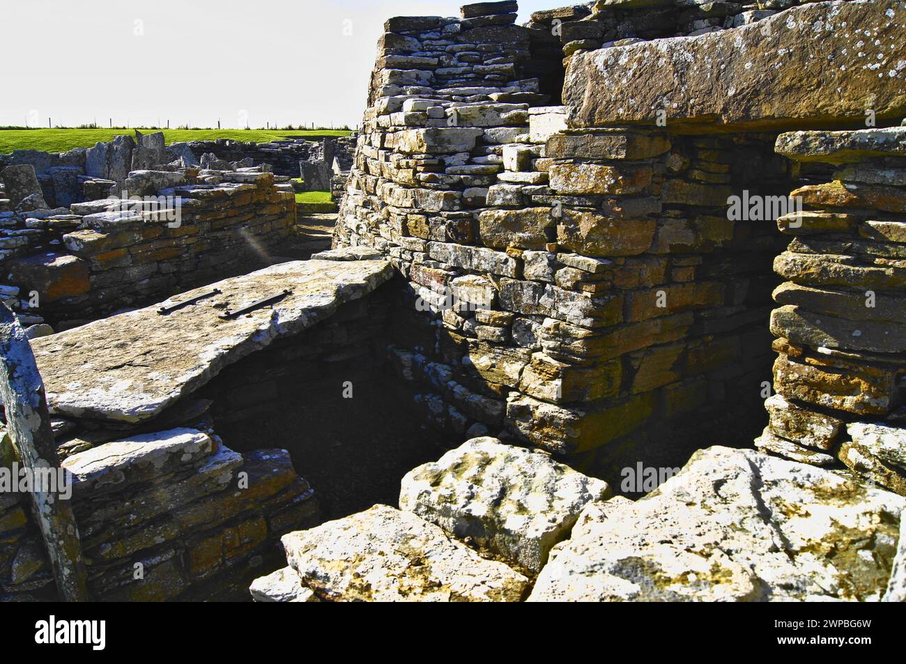 Il Broch of Gurness, un villaggio di broch dell'età del ferro sulla costa nord-orientale delle Isole Orcadi continentali in Scozia, affacciato sullo stretto di Eynhallow Foto Stock