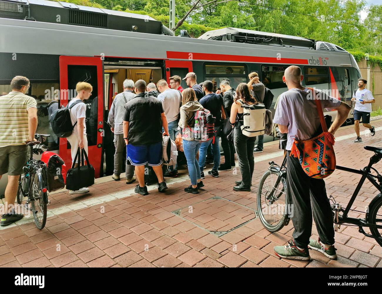 Molte persone si affollarono su un treno locale alla stazione di Kassel Wilhelmshoehe, Germania, Assia, Cassel Foto Stock