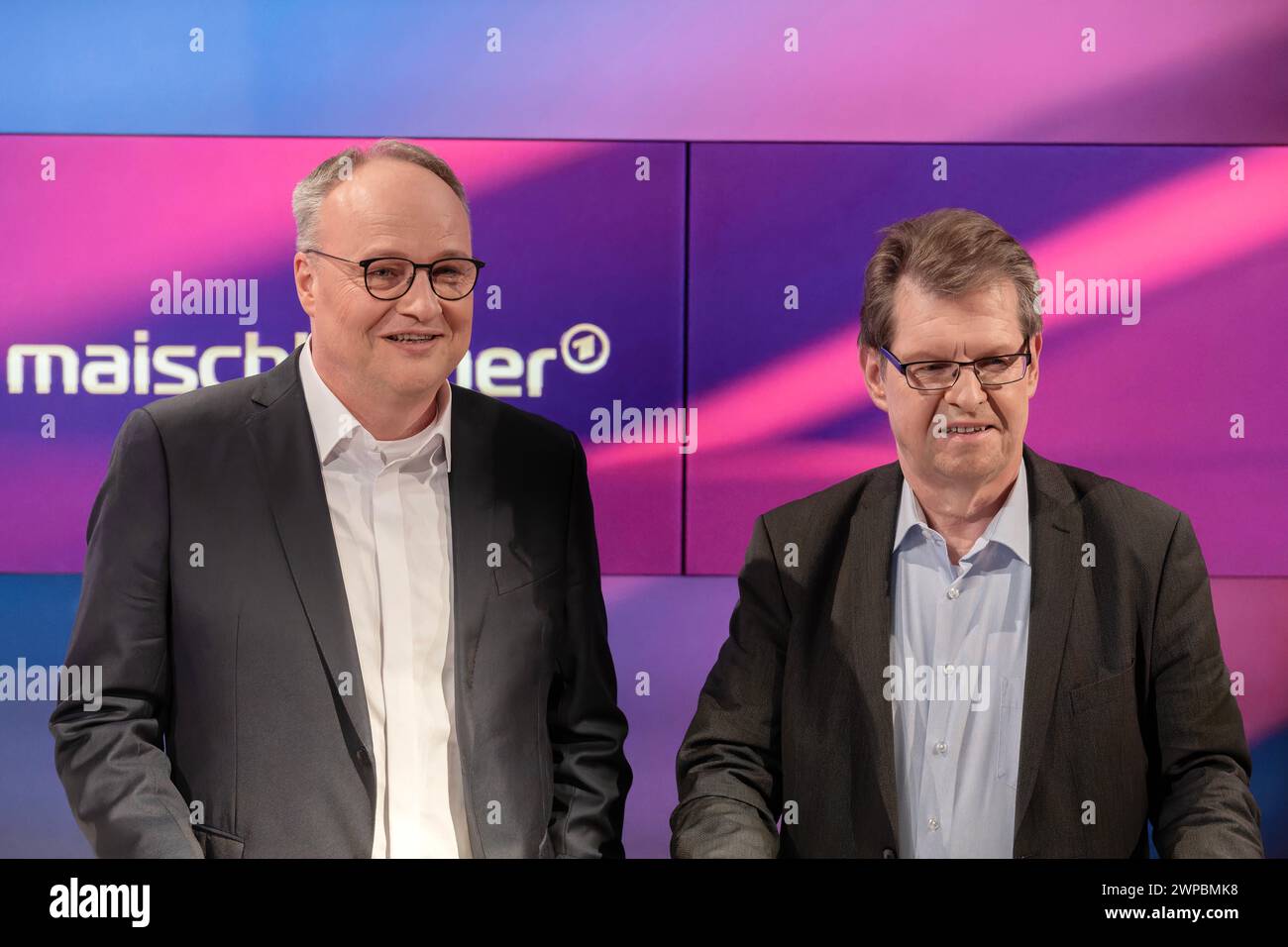 Maischberger aus Köln AM 06. März 2024. Im Bild SPD-Außenpolitiker Ralf Stegner, SPD rechts im Gespräch mit dem Journalisten und Moderator der Heute-show, Oliver Welke, im Anschluss an die Sendung. Die Ampel-Politiker und -Politikerinnen dienen mit besonderem Focus auf die Grünen der opposition als die politischen Buhmänner und Buhfrauen. Zudem schlägen der Abhörskandal um die Bundeswehr sowie die Streiks bei der Bahn hohe Wellen. Köln Nordrhein-Westfalen Deutschland *** Maischberger da Colonia il 6 marzo 2024 nella foto il politico di politica estera dell'SPD Ralf Stegner, SPD a destra in co Foto Stock