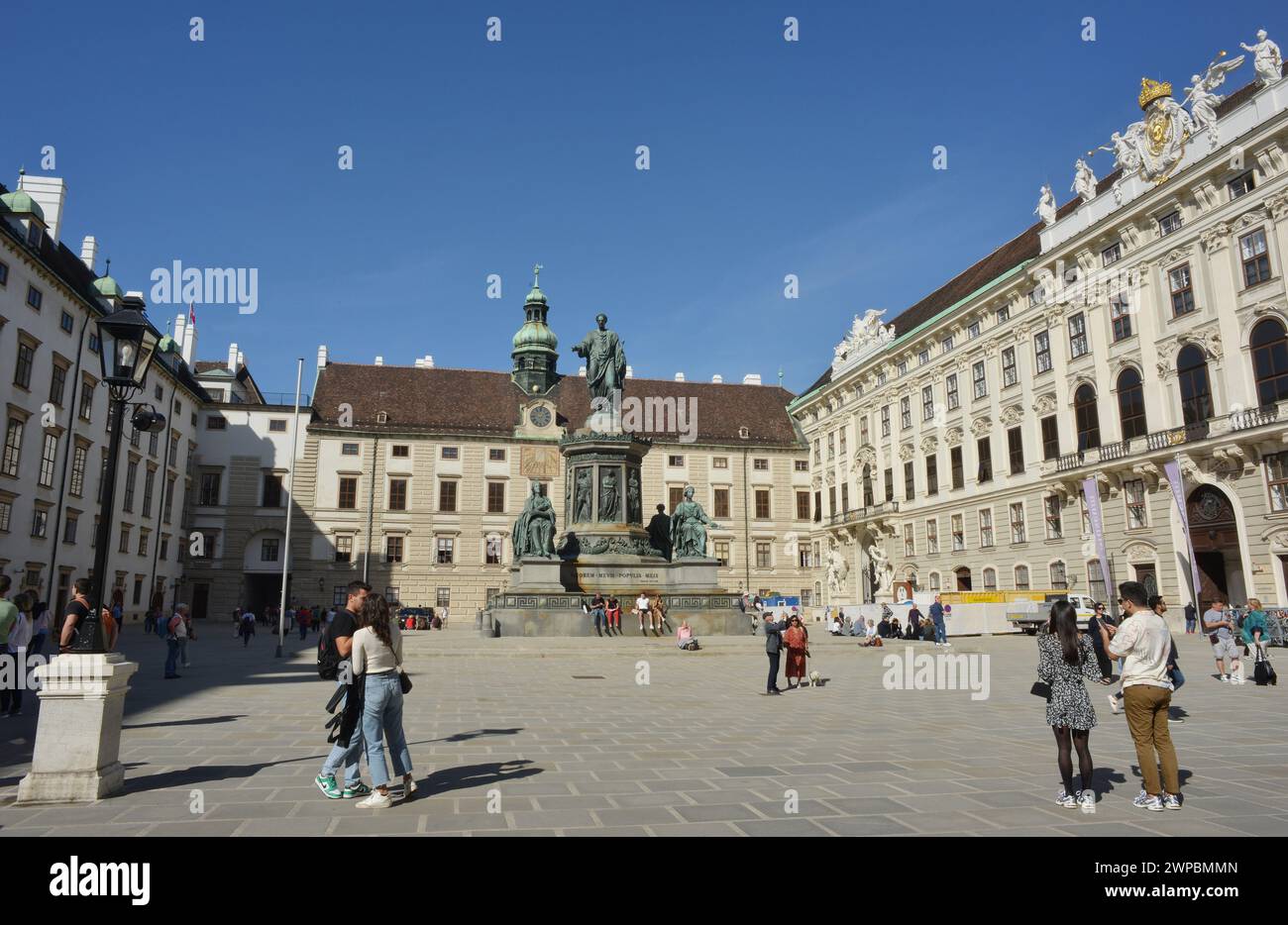 Vienna, Austria 10-07-2023 turisti al palazzo imperiale Hofburg con il suo cortile interno e il monumento del Kaiser Francesco I. Foto Stock