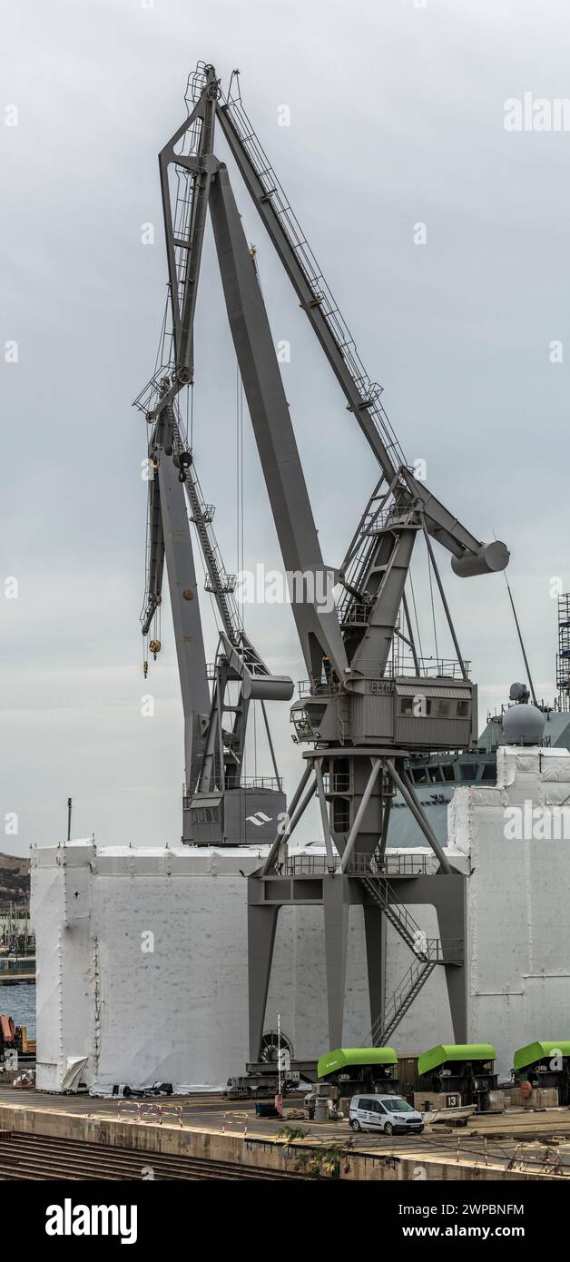 Gru per la costruzione e la riparazione di navi, fregate, portaerei, sottomarini e navi di pattuglia presso il cantiere Navantia di Cartagena. Foto Stock