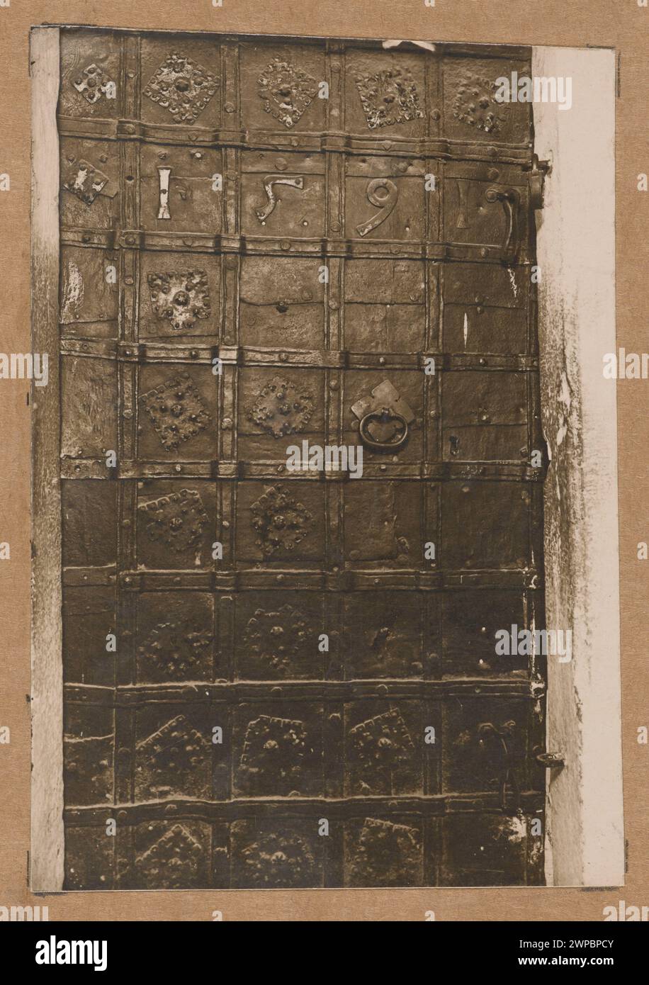 Fotografia del monastero dei canonici regolari presso la chiesa del Corpus Domini a Kazimierz Dolny, che mostra la porta del monastero intorno al 1918-1922. Foto Stock