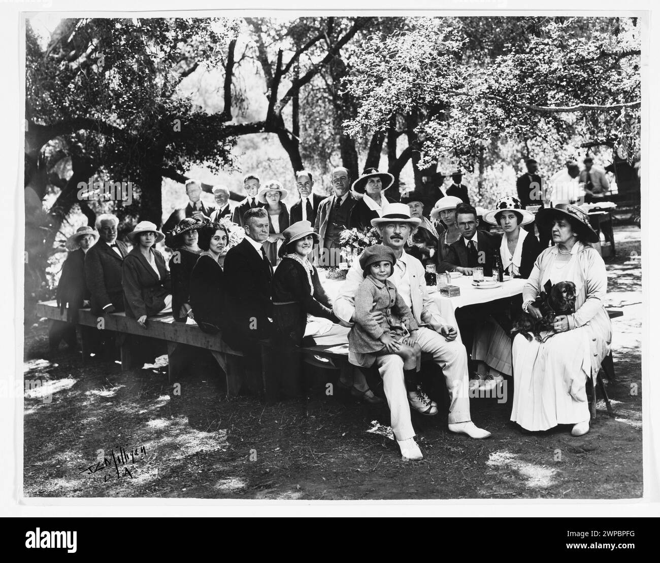 Ignacy Jan e Helena Paderewscy con Jacek Coogan (figli delle stelle di Hollywood), in famiglia durante la cerimonia a Rancho Paso Robles in California; Milligan, John C. (FL. CA 1920); 1921; prima del 3/08/1921 (1921-00-00-1921-00-00-00-00); Coogan, Jackie (1914-1984), Coogan, Coogan, Jackie (1914-1984)-iconografia, Hollywood (Los Angeles, Stati Uniti d'America), Paderewska, Helena (1856-1934), Paderewska, Helena (1856-1934)-iconografia, Paderewski, Ignacy Jan (1860-1941), Paderewski, Ignacy Jan (1860-1941)-iconografia, Paderewski, Ignacy Jan (1860-1941)-Collection, Paso Robles (United Foto Stock