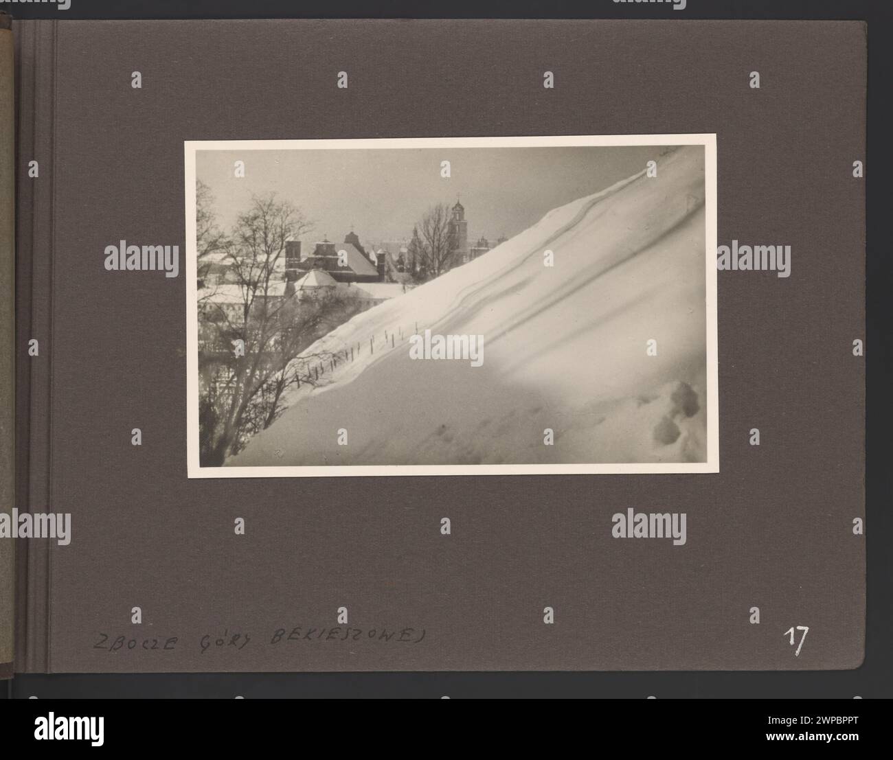 Fotografia di Vilnius in inverno che mostra il pendio del monte Bekieszowa negli anni '1930, raffigurando terreno, edifici e strade innevate. Foto Stock