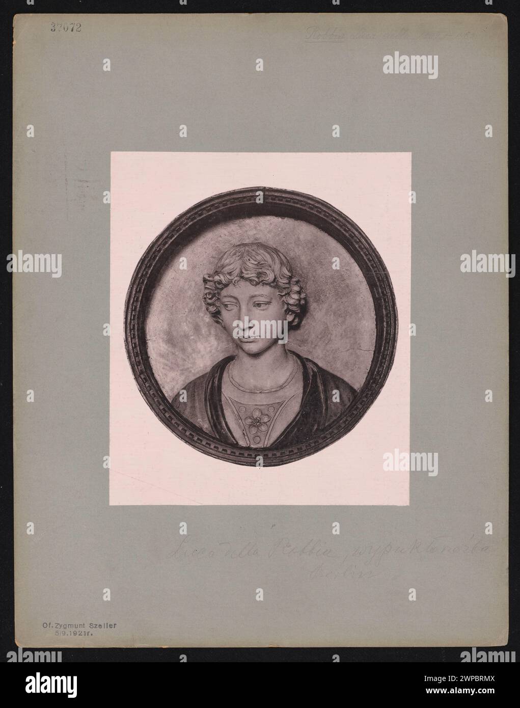 Il Museo Altes di Berlino ospita un busto di un giovane di Luca della Robbia (1399-1481). La scultura a forma ovale mette in risalto l'attenzione rinascimentale alle proporzioni e alla ritrattistica realistica, fotografata intorno al 1910. Foto Stock