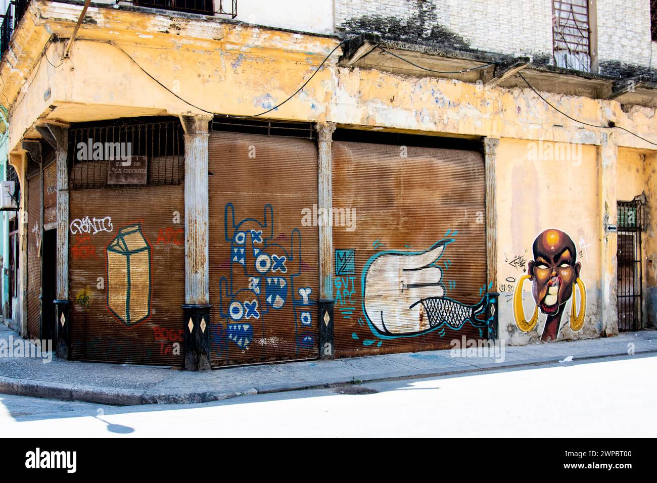 Opere d'arte murali uniche in una strada a l'Avana, Cuba Foto Stock