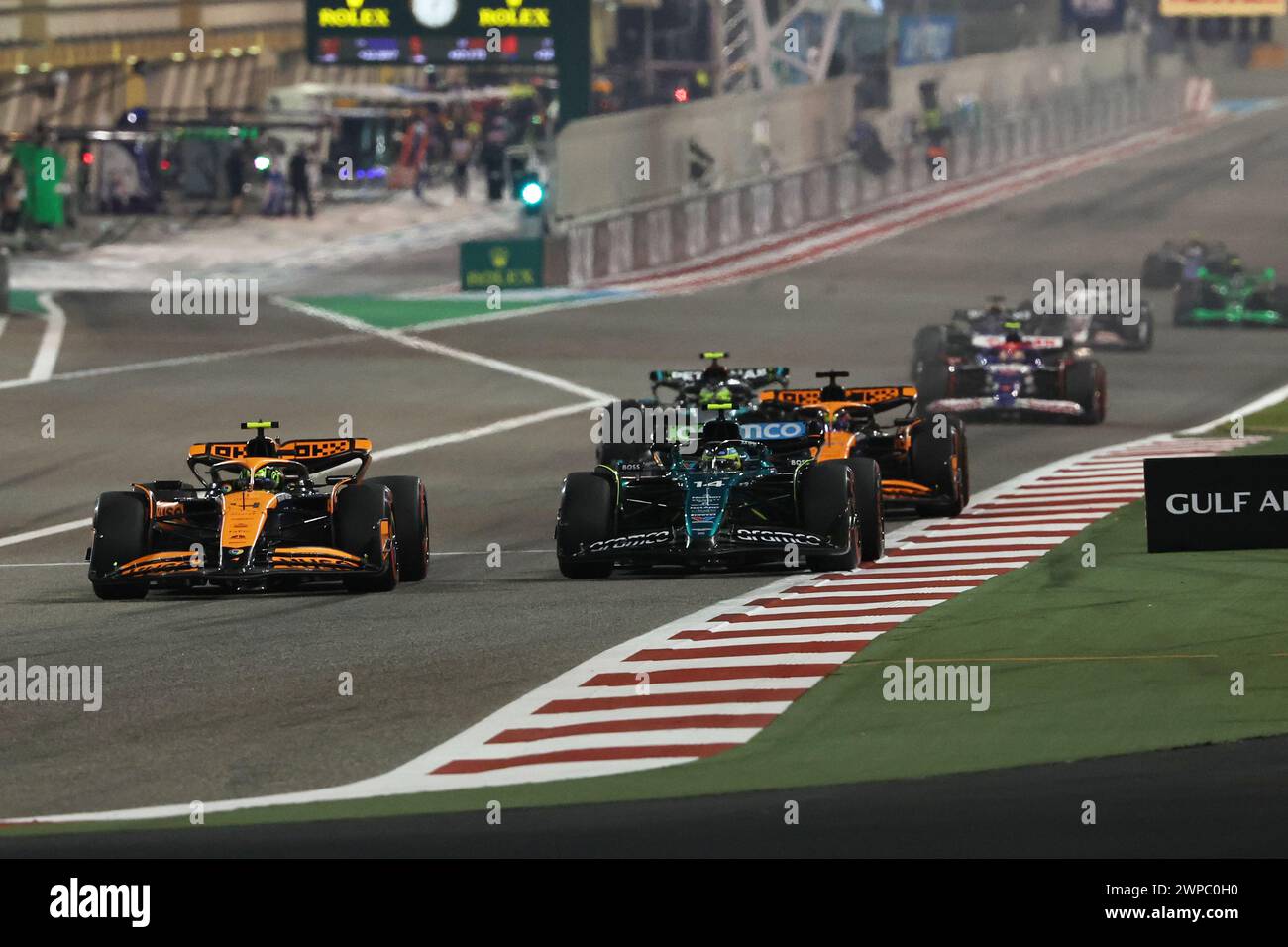 Sakhir, Bahrein. 2 marzo 2024. BAHRAIN, Sakhir, 2. Marzo 2024: Lando NORRIS, Mc Laren e Fernando ALONSO, Aston Martin durante la gara al Bahrain International Circuit on 2. Marzo 2024 in Bahrain, gara 1 di Formula 1, apertura stagione, foto e copyright Jun QIAN/ATP Images (QIAN Jun/ATP/SPP) credito: SPP Sport Press Photo. /Alamy Live News Foto Stock