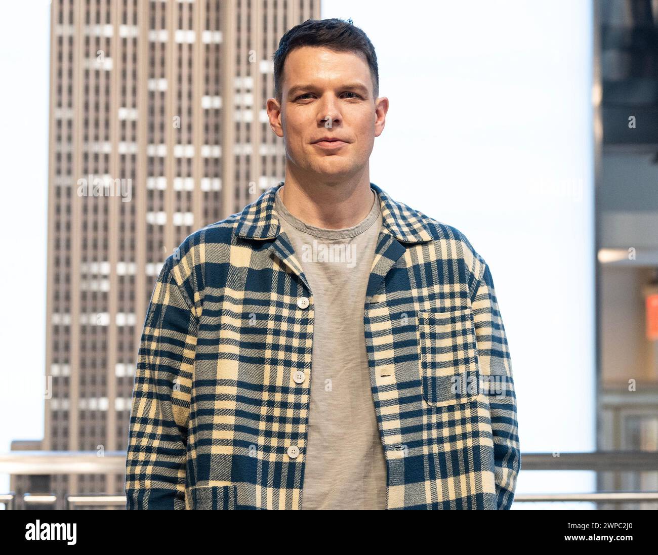 New York, New York, Stati Uniti. 6 marzo 2024. Jake Lacy visita l'Empire State Building di New York per celebrare la premiere della serie di "Meles Never Fall" di Peacock (immagine di credito: © Lev Radin/Pacific Press via ZUMA Press Wire) SOLO PER USO EDITORIALE! Non per USO commerciale! Foto Stock