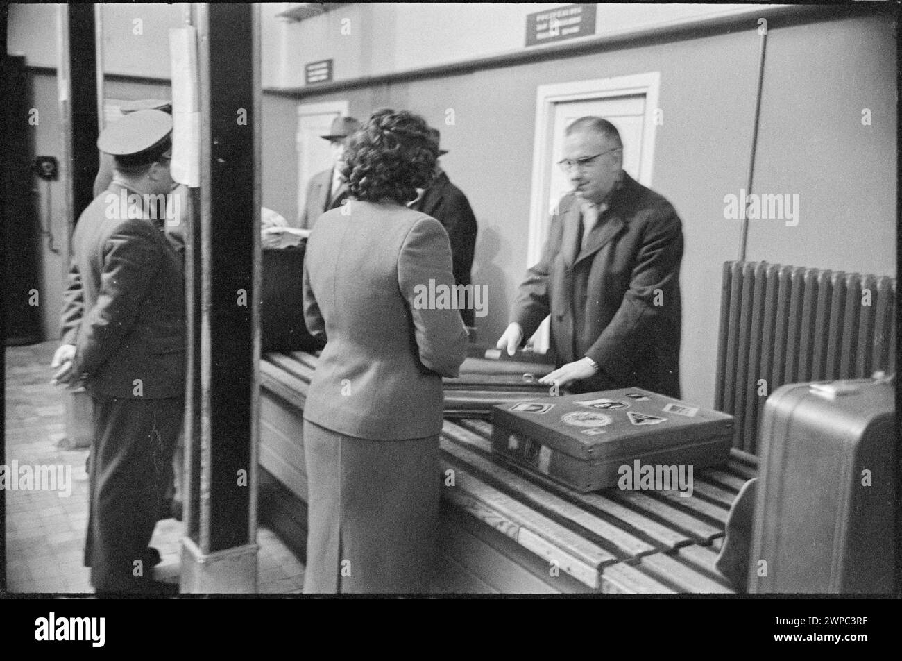 Vista della stazione estera dell'aeroporto di Varsavia con dogane e viaggiatori sottoposti a controllo bagagli e autorizzazione passaporti, 1959. Foto Stock