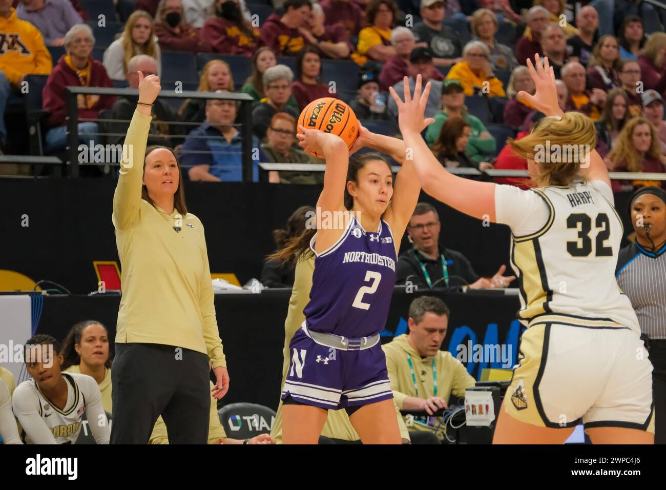 Minneapolis, Minnesota, Stati Uniti. 6 marzo 2024. La guardia dei Northwestern Wildcats CAROLINE LAU (2) cerca un passaggio durante una partita tra Purdue e Northwestern al torneo di pallacanestro femminile TIAA Big10 2024 al Target Center il 6 marzo 2024. (Immagine di credito: © Steven Garcia/ZUMA Press Wire) SOLO PER USO EDITORIALE! Non per USO commerciale! Foto Stock