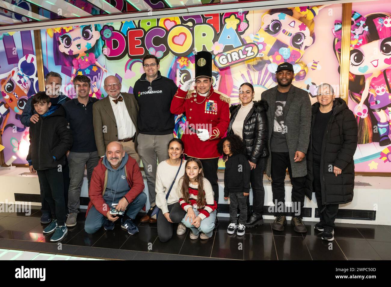 Famiglie di malati di cancro Joshy Ford di 4 anni, Zoe Leroy di 10 anni, Dr. Paul Meyers, Vice Presidente di pediatria al Memorial Sloan Kettering Cancer Center, Dan Wolk di Stop & Shop, Johnny Tammaro, Toy Soldier visto alla FAO Schwarz di New York il 5 marzo 2024. La visita è sponsorizzata dai supermercati Stop & Shop. Foto Stock