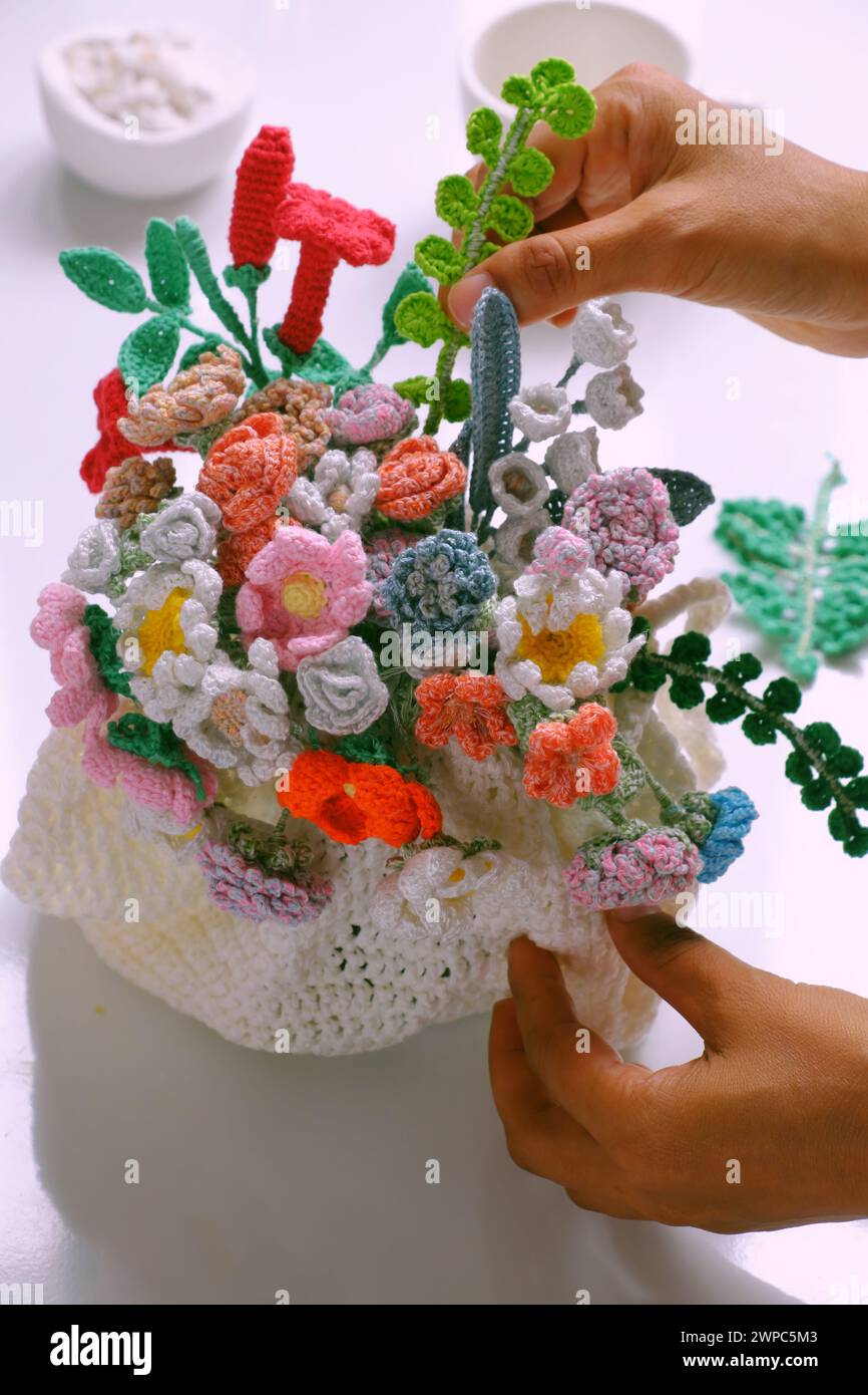Incredibili opere d'arte per l'arredamento della casa da prodotti all'uncinetto, vasi di fiori colorati fatti a mano come rosa, cosmo, margherite, splendidi ornamenti fatti a mano Foto Stock