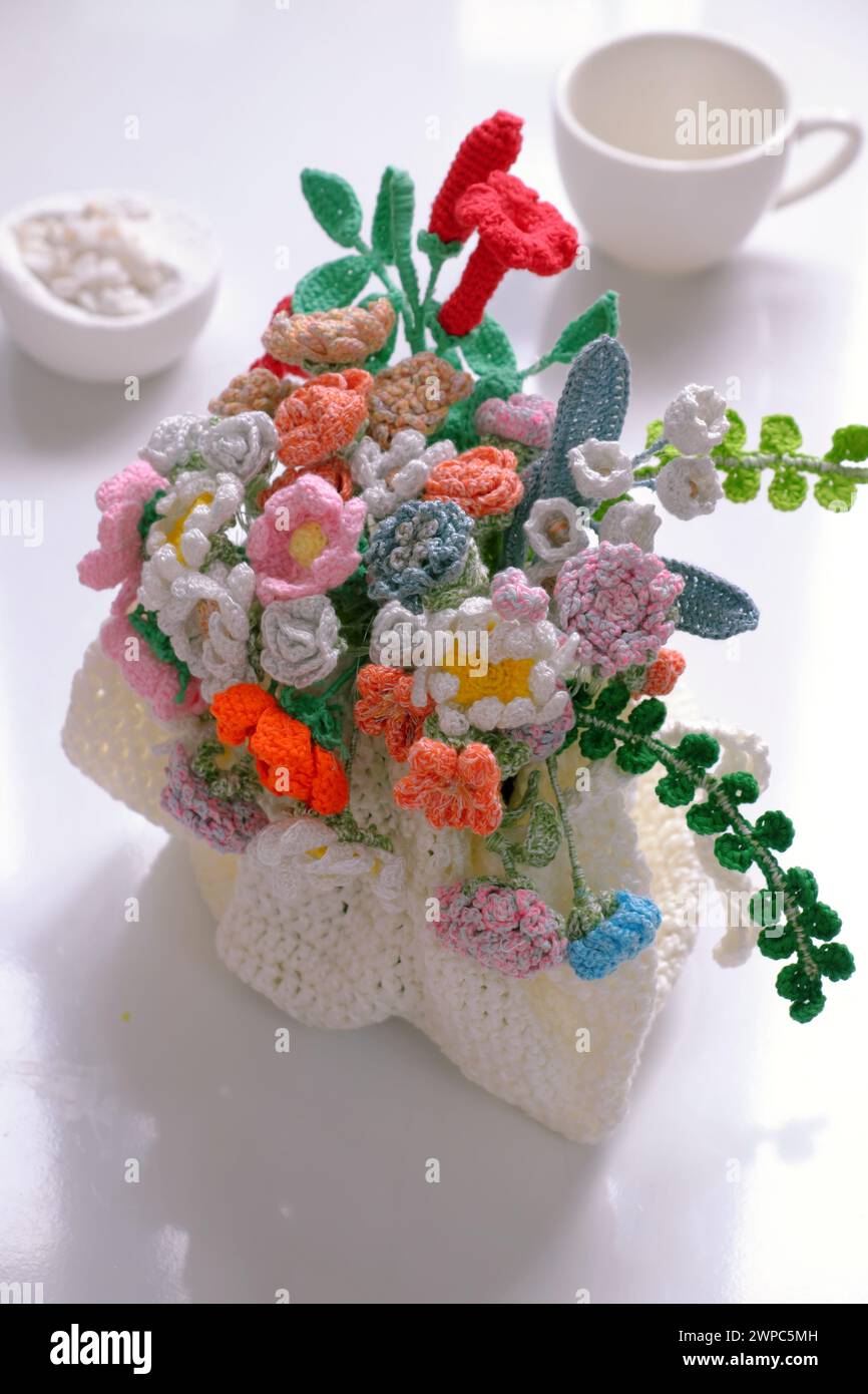 Incredibili opere d'arte per l'arredamento della casa da prodotti all'uncinetto, vasi di fiori colorati fatti a mano come rosa, cosmo, margherite, splendidi ornamenti fatti a mano Foto Stock